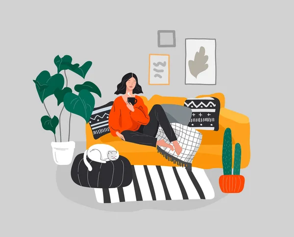 女の子は猫とコーヒーと一緒にソファに座って休んでいます。家庭植物と北欧スタイルの居心地の良いインテリアで若い女性による日常生活や日常シーン。漫画ベクトル — ストックベクタ