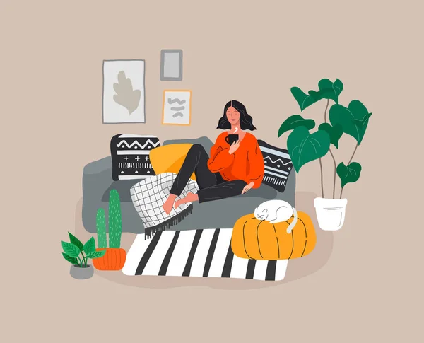 Egy lány ül és pihen a kanapén egy macskával és egy kávéval. A mindennapi élet és a mindennapi rutin jelenet a fiatal nő skandináv stílusú hangulatos belsejében házi növények. Rajzfilm-vektor — Stock Vector