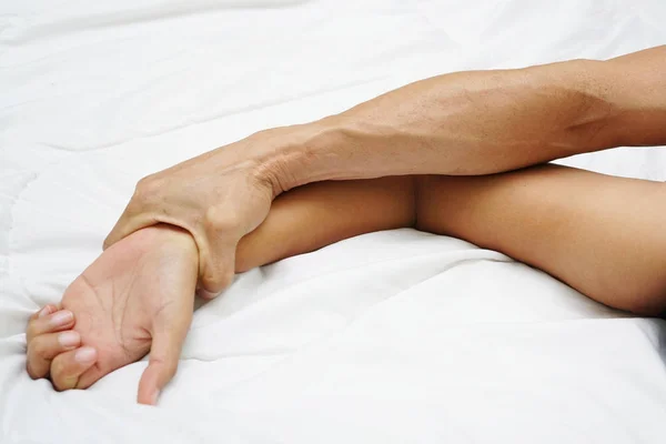 Mão Homem Peludo Segurando Uma Mão Mulher Para Conceito Estupro — Fotografia de Stock
