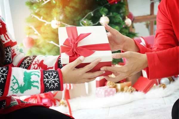 Give Surprise Gift Christmas Day — Stock Photo, Image