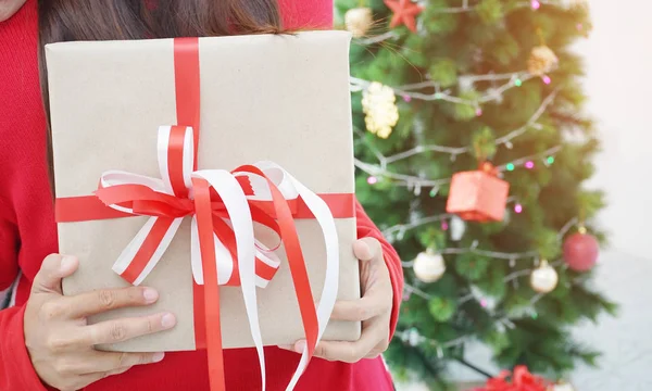 Give Surprise Gift Christmas Day — Stock Photo, Image