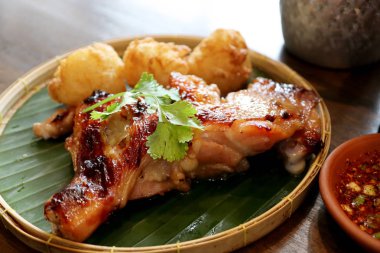 Geleneksel Tayland Izgara Tavuğunu kızarmış pilavla kapat..