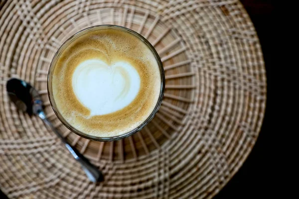 Widok z góry Hot Latte Art świeża kawa w filiżance z mlekiem serca. — Zdjęcie stockowe