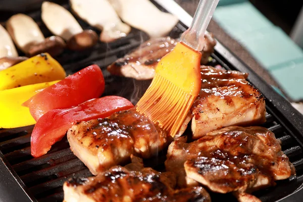 Close-up Escova de molho de churrasco com fumaça e carne de porco churrasco . — Fotografia de Stock