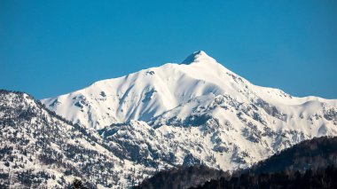 Japon Alpleri 'ndeki kar dağının mavi gökyüzü manzarası..