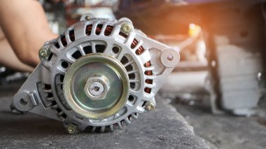 Otomotiv konsepti olarak garajdaki veya otomobil tamir merkezindeki yeni alternatörü değiştir.