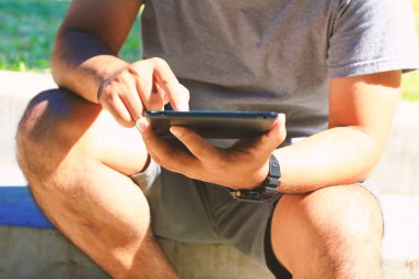 Dijital tablet kullanan adam.