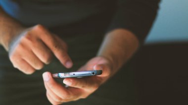 Dijital tablet kullanan adam.