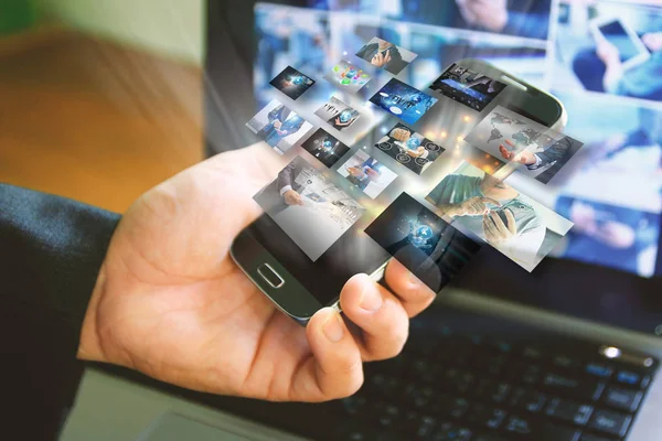 işadamı holding smartphone. Sosyal medya kavramı.