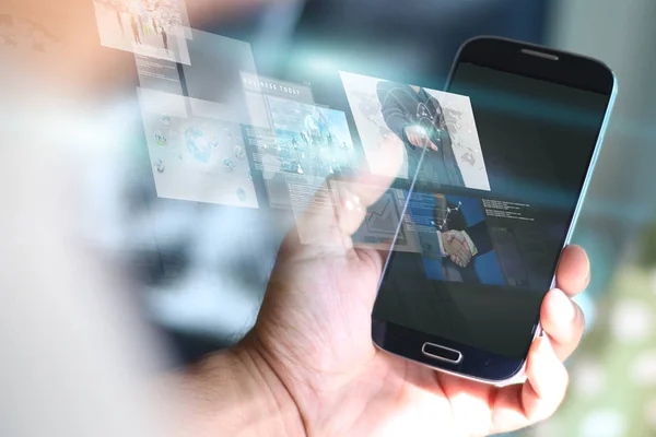işadamı holding smartphone. Sosyal medya kavramı.