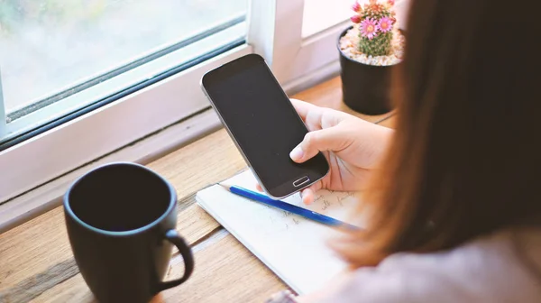 Jonge Vrouw Met Behulp Van Mobiele Smartphone — Stockfoto