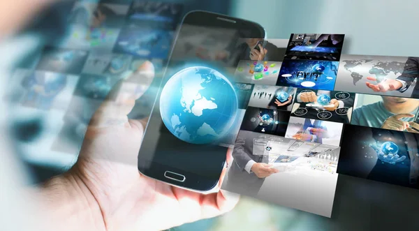 işadamı holding smartphone. Sosyal medya kavramı.