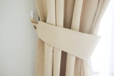 Perde topuzu evde bir dekorasyon olarak yay ile