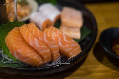 Lezzetli Japon sashimi sushi seti veya tabağı