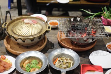 Açık büfe restoranında soba üzerinde tava ve ızgara ızgara pirinç