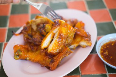 Tay tarzında ızgara piliç baharatlı sos ile