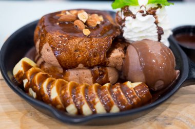 Çikolata lav kek dondurma ve muz dilimi tepesi ile