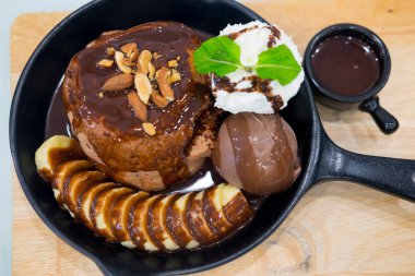 Lav kek çikolatalı dondurma topu ve Pan krem şanti