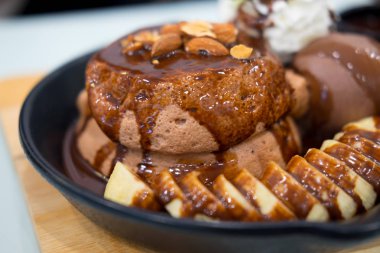 Lezzetli çikolata lav tatlı siyah plaka üzerinde muz ile