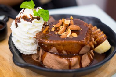 Çikolata lav kek çikolatalı dondurma Muz meyve ve krema kafede, ahşap masa üzerinde tatlı yaz.