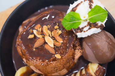 Lezzetli çikolata lav tatlı siyah çanak üzerinde hizmet muz ile