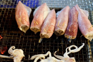 Gece parti kömür bir ateşte kızarmış taze kalamar