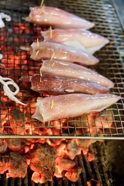 Gece parti kömür bir ateşte kızarmış taze kalamar