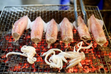 Barbekü alevler içinde ızgara deniz ürünleri taze kalamar ızgara.