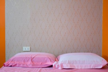 Pembe ve beyaz yastık pembe battaniye yatak tatlı iç