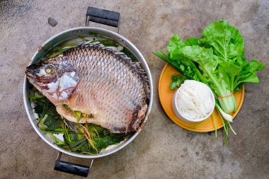 Tilapia balık sosu ve sebze ile kapatmak