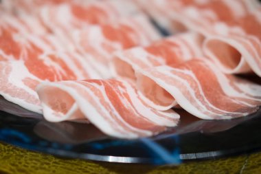 Yemek pişirmek için dilimlenmiş domuz görünümünü yakın veya Barbekü