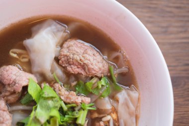 Erişte çorbası Tay tarzında soslu domuz eti ile. Tay halklar tekne erişte ara.