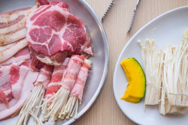 Çiğ taze et ve sebze tabak Barbekü, açık büfe restoran ızgara