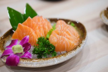 Çiğ somon dilimi veya Japon tarzı taze somon balığı