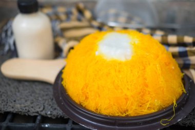 Tay ev yapımı ekmek. Hindistan cevizi kreması, seçici odak ile tatlı altın yumurta sarısı iplik kek