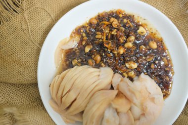 Meze için tatlı ve baharatlı sos ile servis lezzetli dilim santol