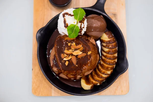 Schokoladen Lavakuchen Mit Schokoladeneis Bananenfrüchten Und Schlagsahne Café — Stockfoto