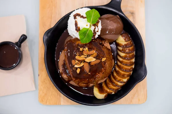 鍋にチョコレート アイス クリーム ボール スライス バナナとホイップ クリームをホット チョコレートの溶岩ケーキを用意してください — ストック写真