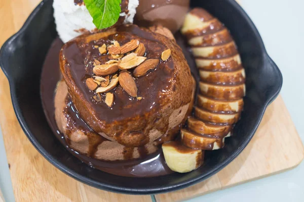 Schokoladen Lavakuchen Mit Schokoladeneis Bananenfrüchten Und Schlagsahne Auf Holztisch Café — Stockfoto