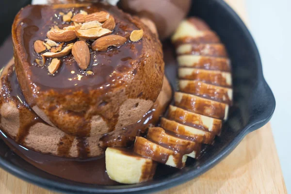 チョコレートのアイスクリームとバナナ フルーツ カフェで木製テーブルの上のチョコレートの溶岩ケーキ デザート夏 — ストック写真