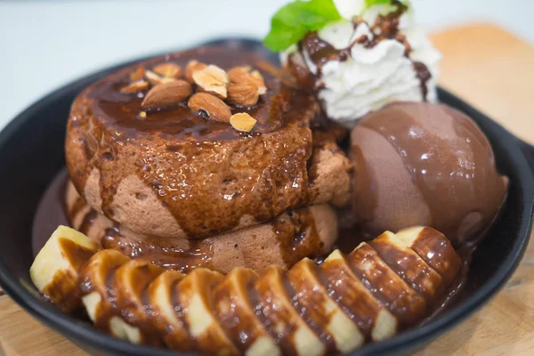 チョコレートの溶岩ケーキ チョコレート アイスクリーム バナナ果実入りし カフェにホイップ クリーム — ストック写真