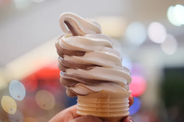 Mano Sosteniendo Cono Helado Suave Servir Dos Tonos — Foto de Stock