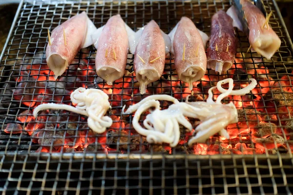 Barbekü alevler içinde ızgara deniz ürünleri taze kalamar ızgara.