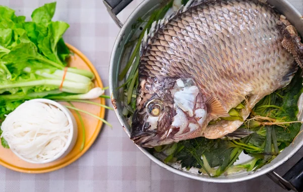 Tilapia Balık Sosu Potu Hizmet Sebze Ile Kapatmak — Stok fotoğraf