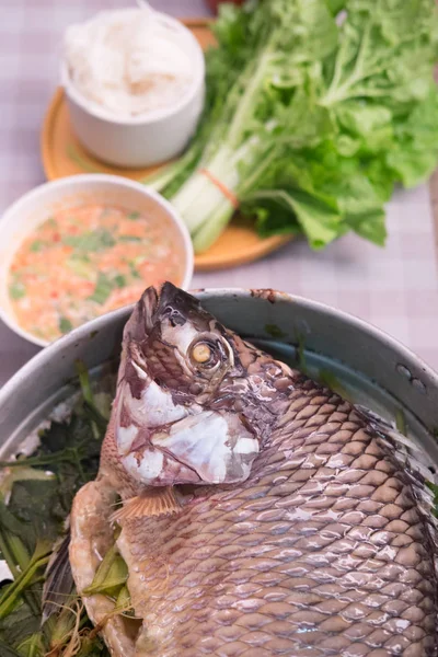 マンゴー魚鍋鍋を蒸し ハーブを蒸し — ストック写真