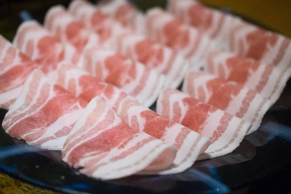 Rohe Kurobuta Schweinefleischscheiben Auf Tellern Für Sukoyaki Und Yakiniku Hot — Stockfoto