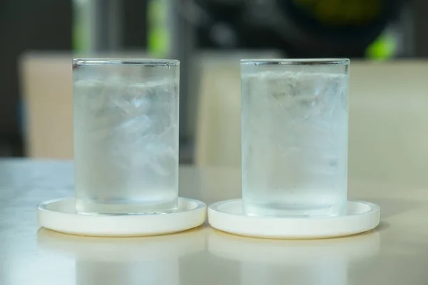 Zwei Glas Mit Eis Gefülltes Trinkwasser Auf Dem Holztisch — Stockfoto