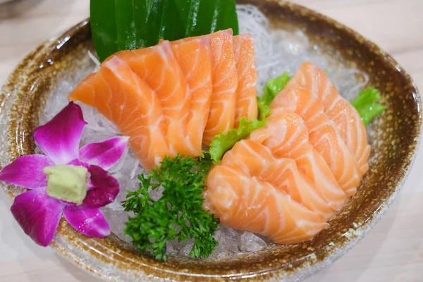 Çiğ somon dilimi veya Japon tarzı taze somon balığı hizmet kase buz üstünde.