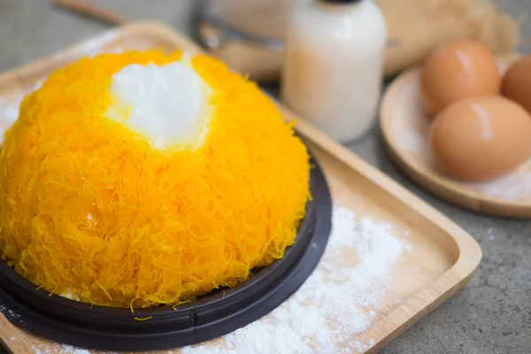 Tutup Bagian Fokus Selektif Dari Gold Egg Yolk Thread Cake — Stok Foto