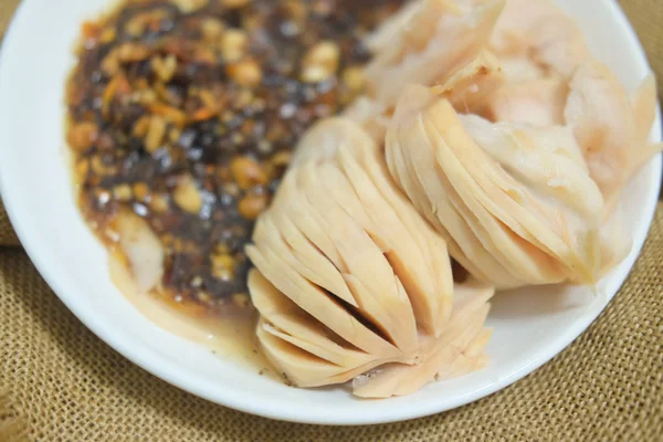 Meze için tatlı ve baharatlı sos ile servis lezzetli dilim santol